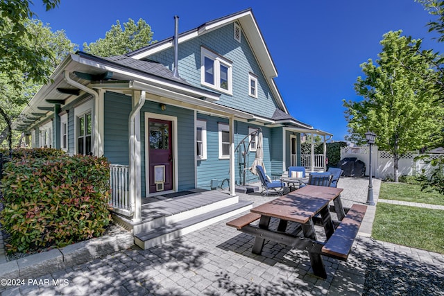 view of front of home featuring a front yard