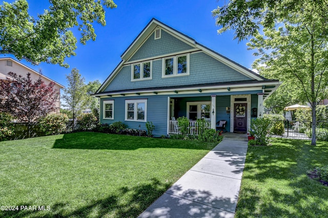 view of front of house featuring a front lawn