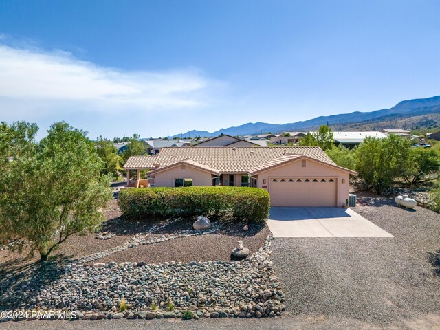 birds eye view of property featuring a mountain view