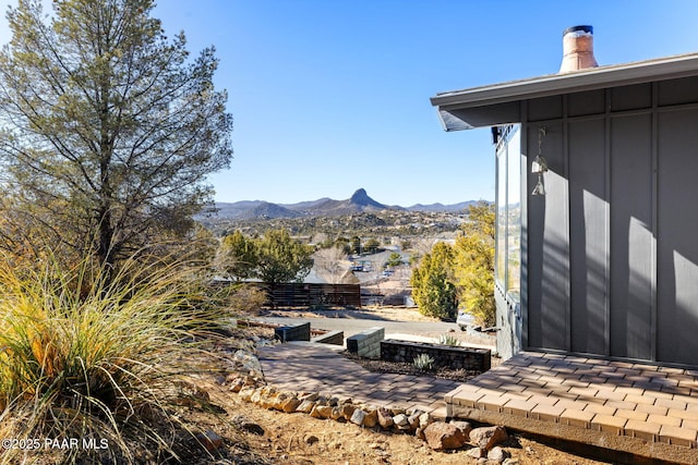 view of yard featuring a mountain view