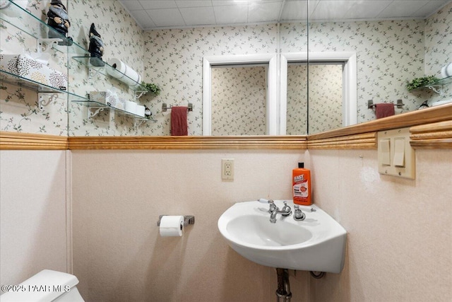 10875 E Manzanita Trl, Dewey-Humboldt, AZ 86327 - bathroom with a sink, wallpapered walls, and toilet