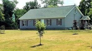 view of front of property featuring a front yard