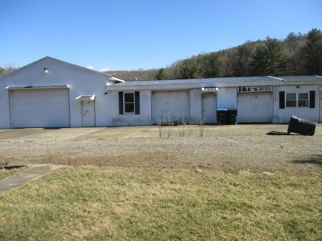 single story home featuring a garage