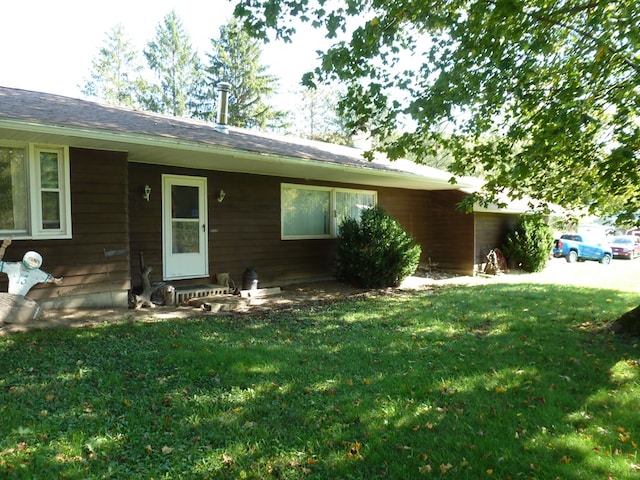 view of front of home with a front lawn