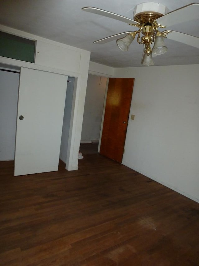 unfurnished room with dark hardwood / wood-style floors and ceiling fan