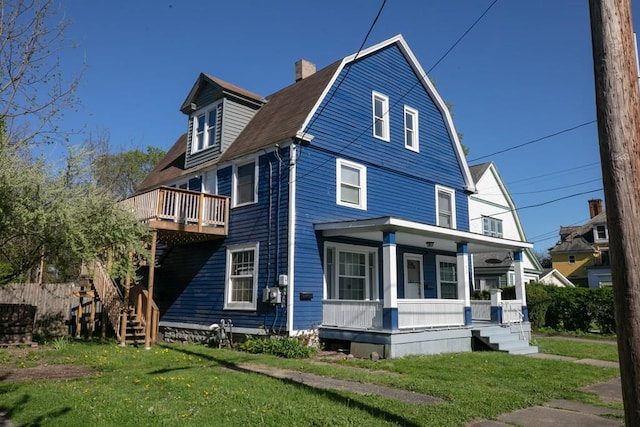 view of front facade featuring a front yard and covered porch