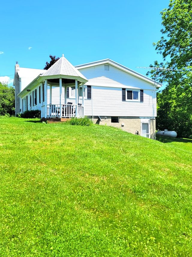 view of front of home featuring a front lawn and a porch