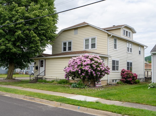 view of front of home featuring a front yard