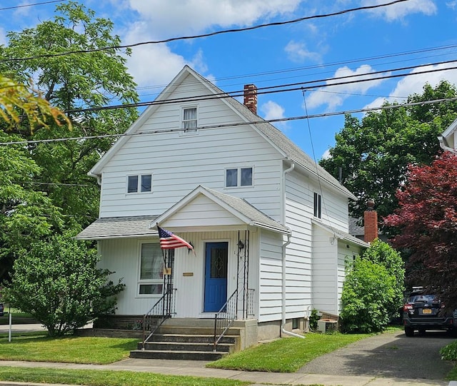 view of front of home with a front lawn