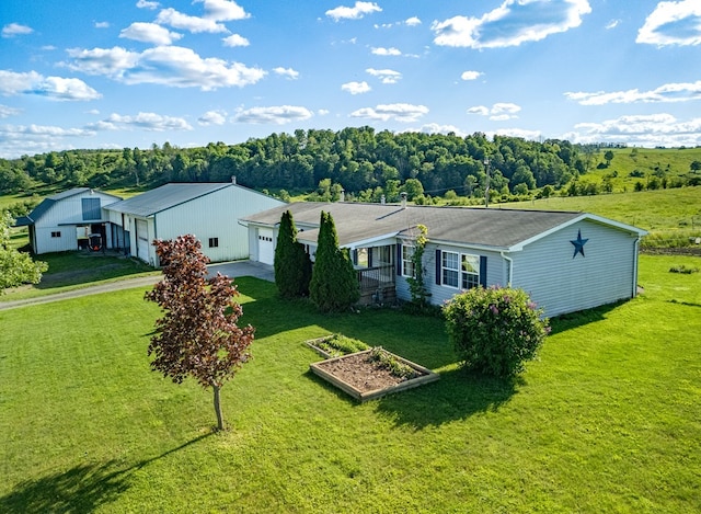 view of front of home featuring a front yard and a garage