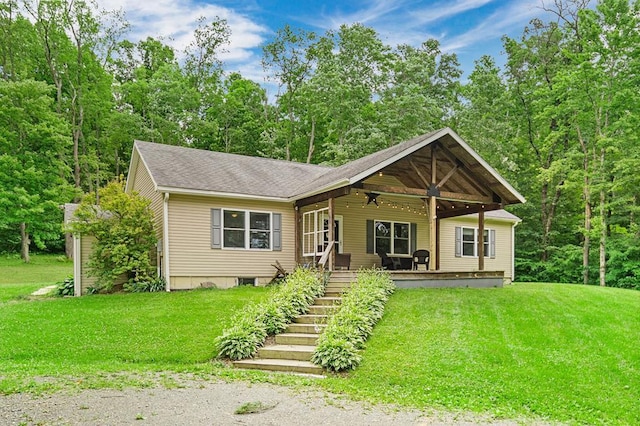 view of front of property with ceiling fan, a porch, and a front yard