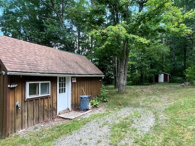 view of yard with a storage shed