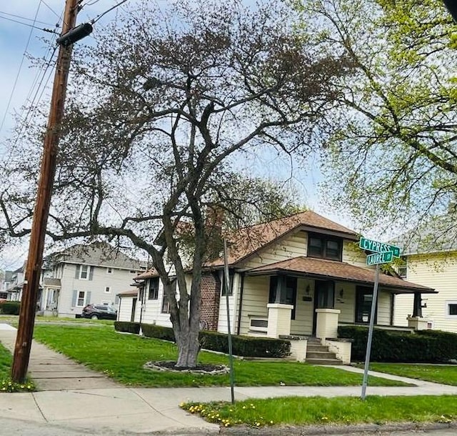 bungalow-style home featuring a front lawn