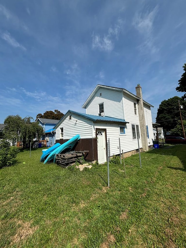 back of house featuring a lawn