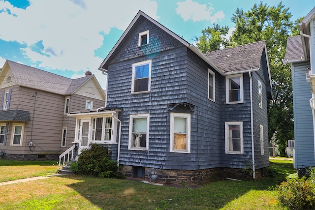 view of front of home with a front lawn