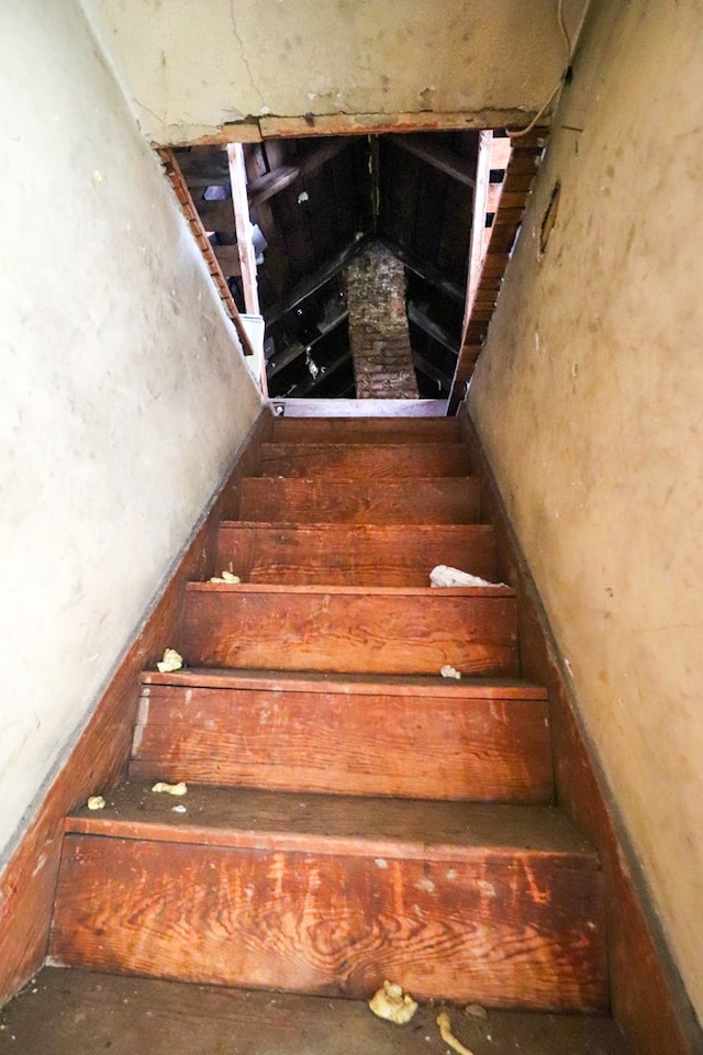 staircase featuring concrete flooring