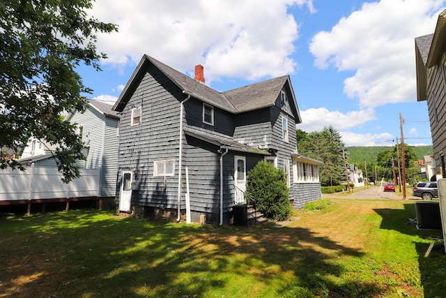 back of house featuring a lawn