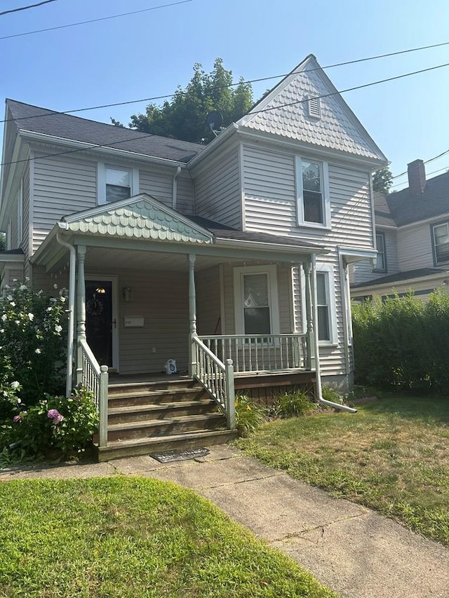 view of front of property featuring a front lawn and covered porch