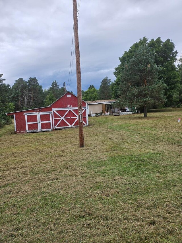 view of yard with an outdoor structure