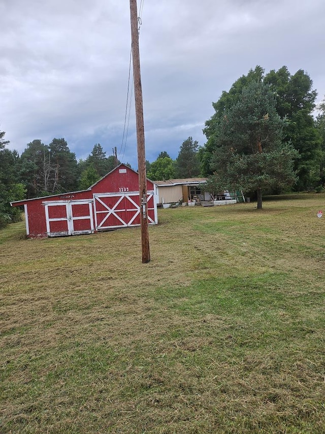 view of yard featuring an outdoor structure