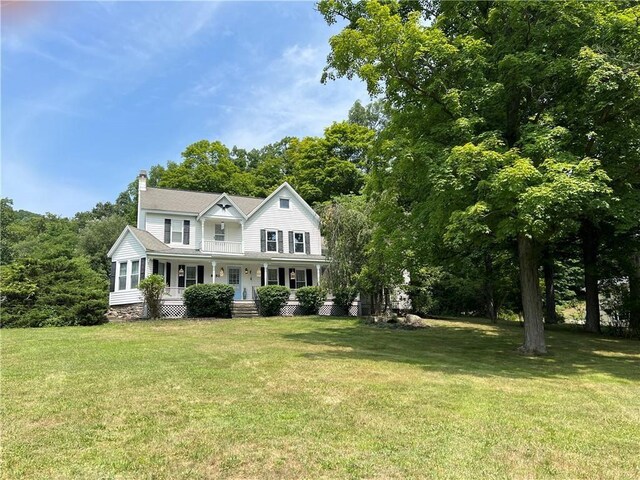 view of front facade featuring a front yard