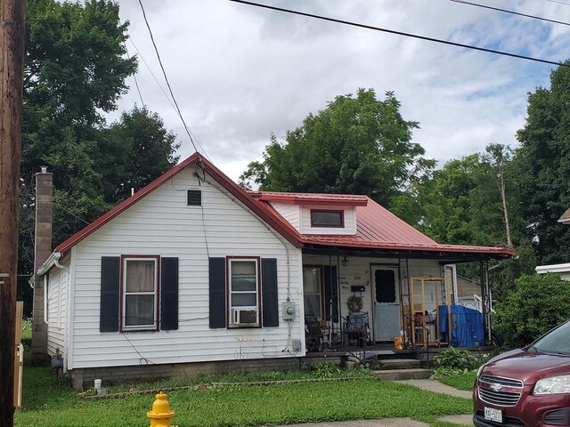 view of front facade with a front lawn and covered porch