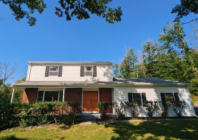 view of front property featuring a front lawn