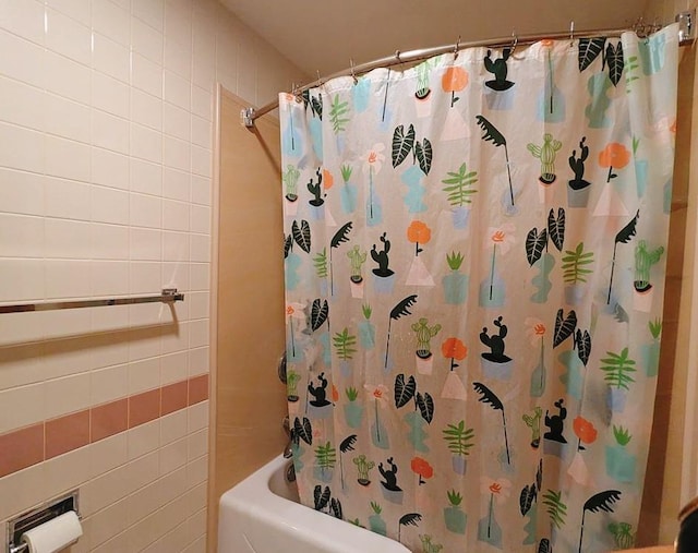 bathroom featuring shower / bathtub combination with curtain