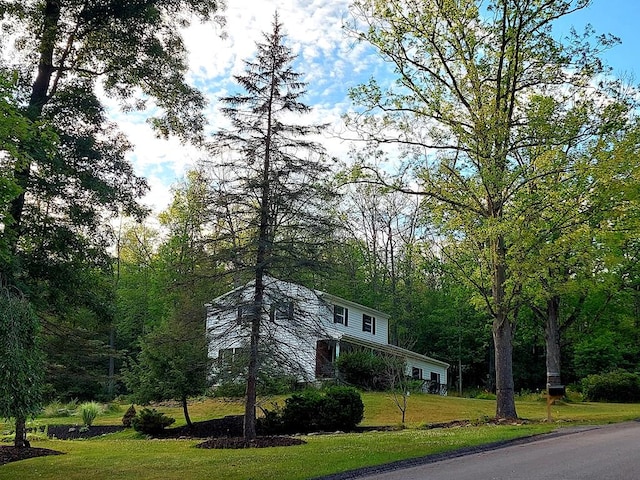 view of front facade featuring a front yard