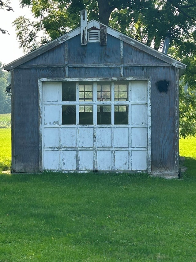 view of outdoor structure with a garage and a yard