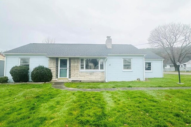 single story home featuring a front yard