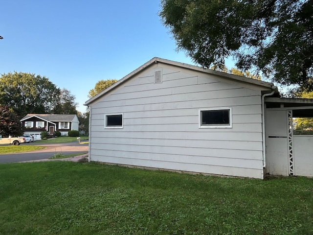 view of side of property featuring a lawn