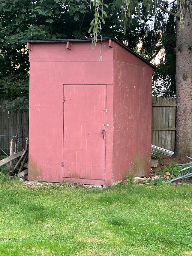 view of outdoor structure with a yard