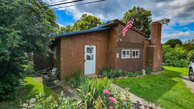 view of outdoor structure featuring a yard