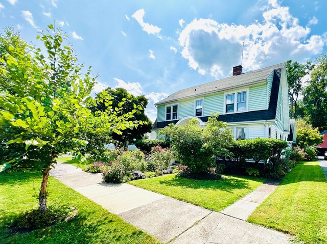 view of front facade featuring a front yard