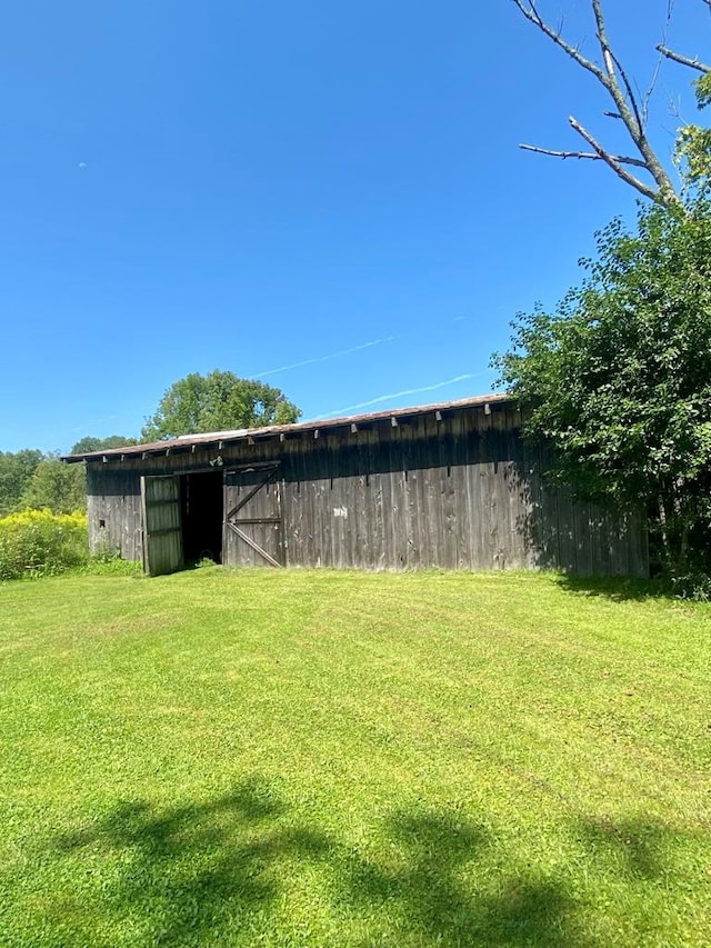 view of yard featuring an outbuilding