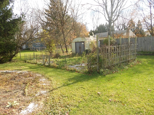 view of yard featuring a storage shed