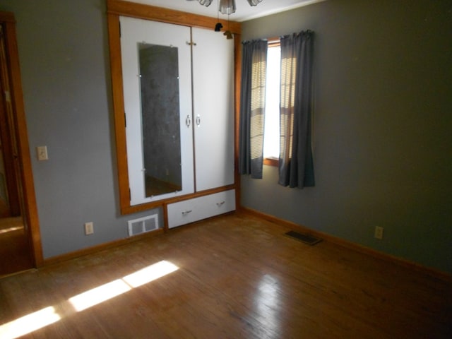 empty room with hardwood / wood-style floors and ceiling fan