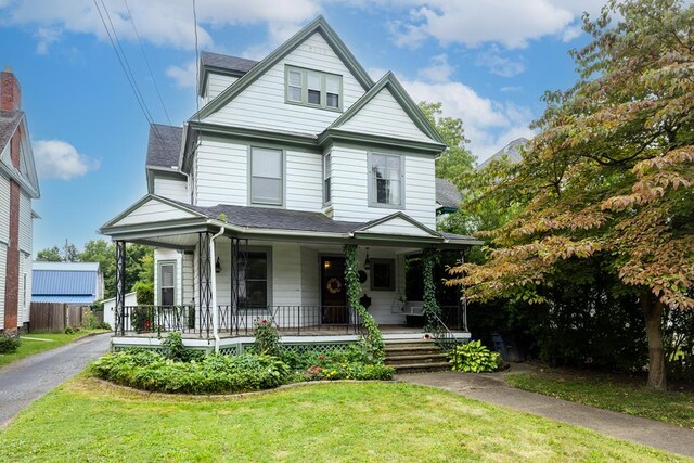 view of front of home featuring a front lawn and a porch