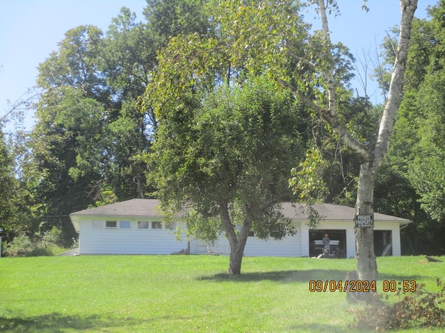 view of front facade with a front yard and a garage