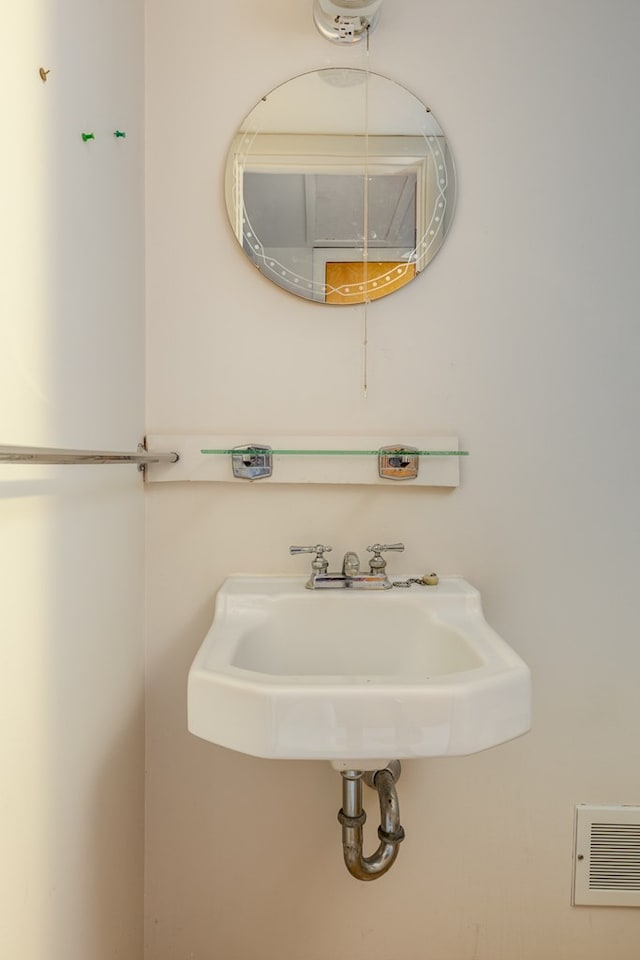 bathroom featuring sink