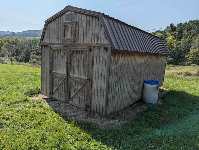 view of outdoor structure featuring a yard