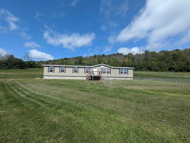 manufactured / mobile home featuring a front yard