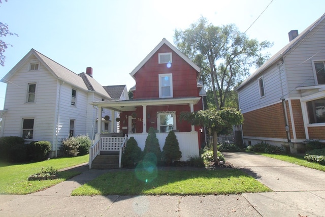 view of front of property featuring a front yard and a porch