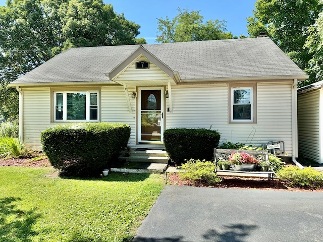 view of front of property featuring a front yard