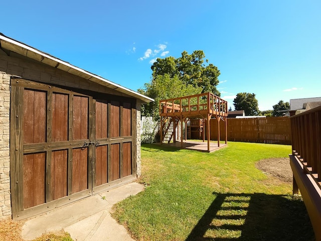 view of yard featuring a shed