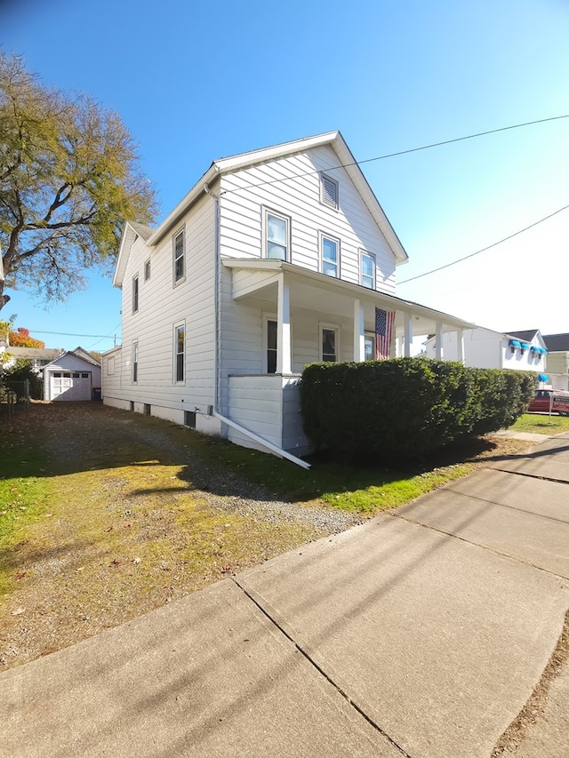 view of front of property featuring a front yard