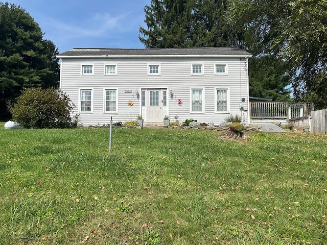 colonial house featuring a front lawn