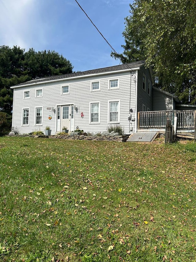 view of front of house featuring a front lawn