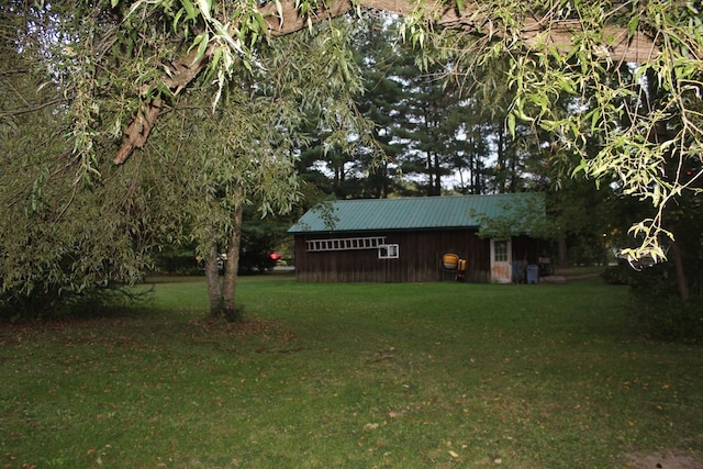 view of yard with an outdoor structure